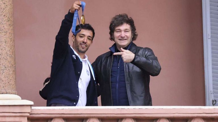 Javier Milei con medalla de oro olímpica 20240810