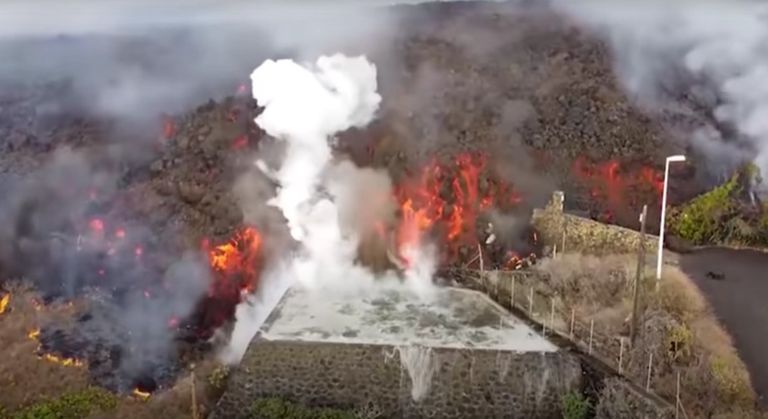 Lenguas de lava que ingresan a las piscinas en isla La Palma, en España