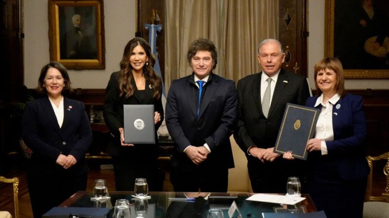 Kristi Noem junto a Javier Milei