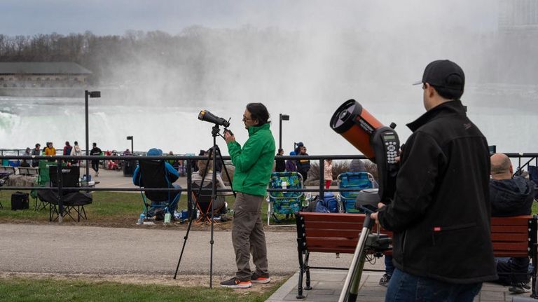 preparativos en las Cataratas del Niagara por el eclipse de sol