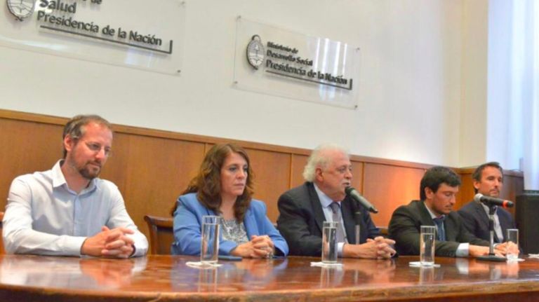 Gastón Morán junto a Ginés Gonzalez García, cuando lo presentó como titular de la ANLAP en 2020