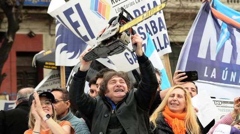 280925_milei_motosierra_campaña_afp_g
