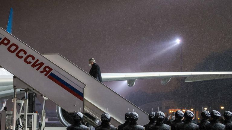 Alberto Fernández embarcando viaje a China. 20220203