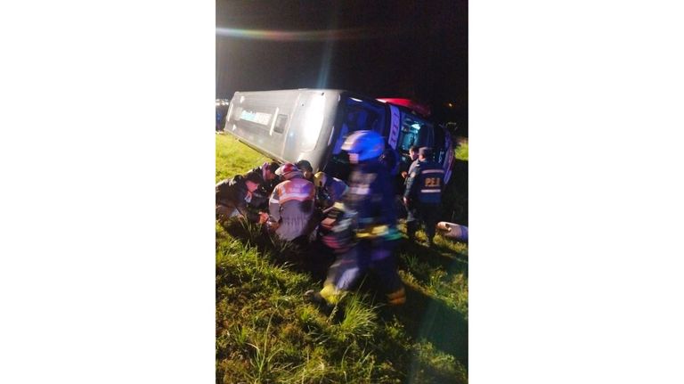 Entre Ríos: volcó un micro con estudiantes que volvían de su viaje de egresados, hay 10 heridos