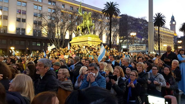 Masiva marcha de apoyo al Gobierno.