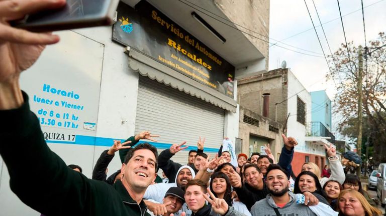 Wado de Pedro, de campaña en Florencio Varela.