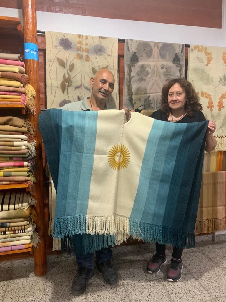 Lisandro Martínez y su poncho 100% argentino: la historia detrás de la prenda viral