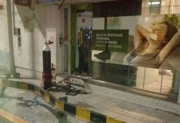 El cajero automático quedó con grandes destrozos.
