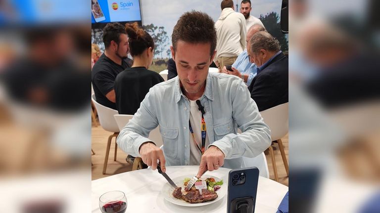 Influencers europeos en el stand Argentine Beef en Anuga 2023
