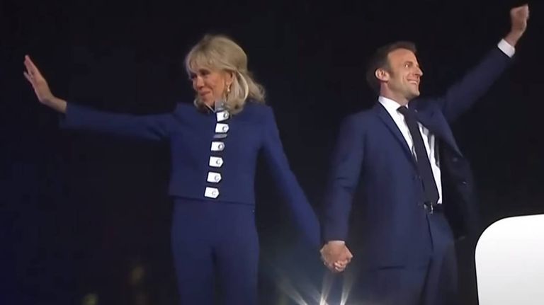 El look de Brigitte Macron para la reelección de Emmanuel Macron