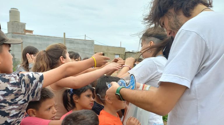 Asado Solidario en barrio comercial junto a los chicos