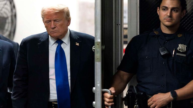 Donald Trump abandona la sala del tribunal después de ser declarado culpable 20240530