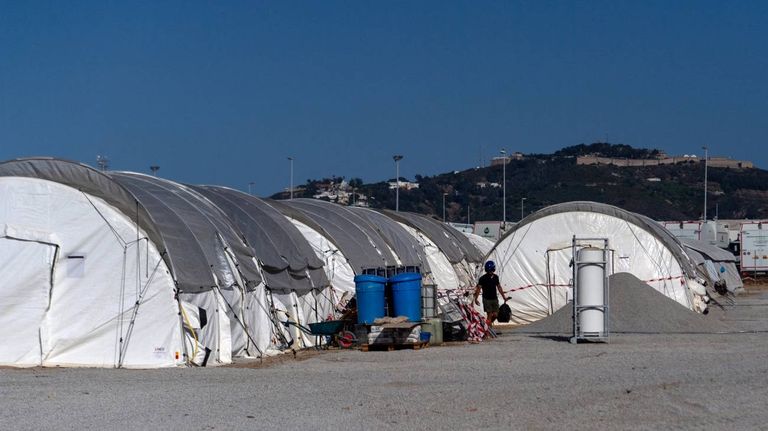 El nuevo campamento suma unas 1.700 plazas, muy insuficientes para el número de migrantes refugiados en las playas de Benítez y El Trampolín, estimado en 13.000.