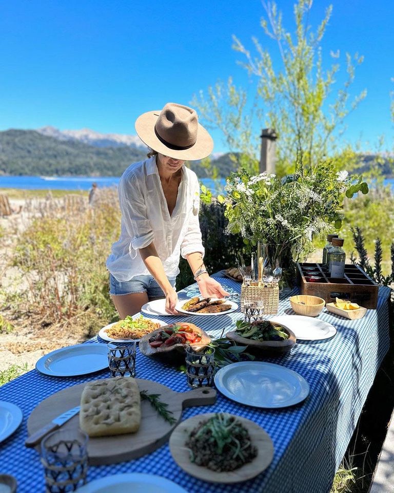 Juliana Awada en su casa de la Patagonia