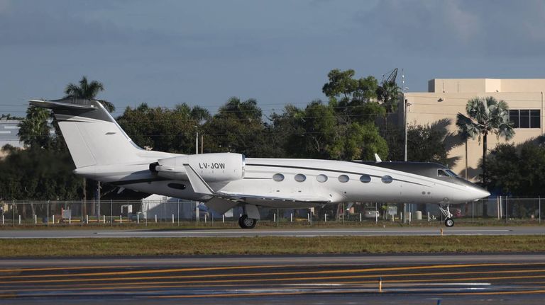 Flavio Bolsonaro baja de un avión en Miami