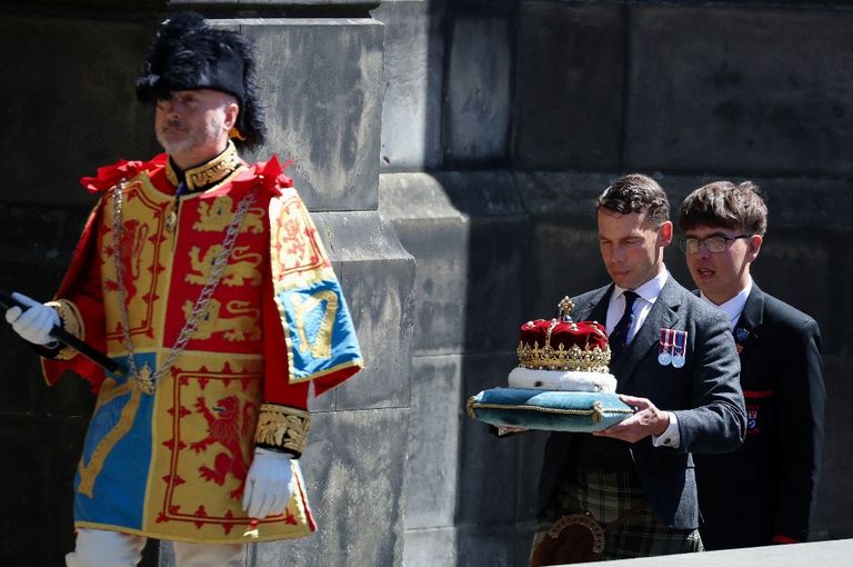 Quién es el duque de Hamilton y Brandon, el encargado de presentar al rey Carlos III la Corona de Escocia