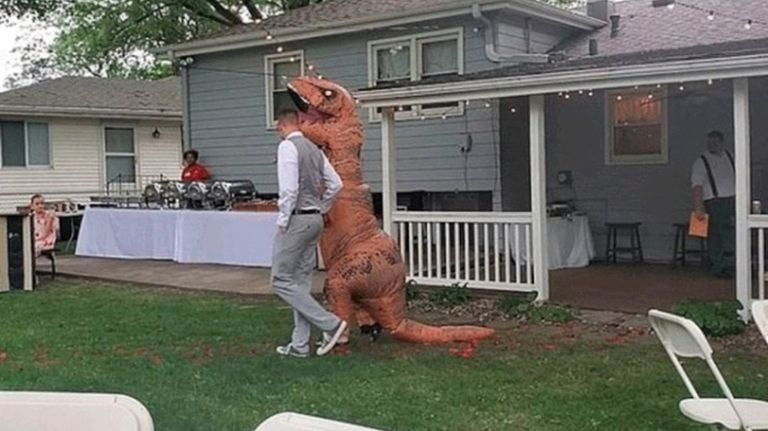 dinosaurio novia 09042019
