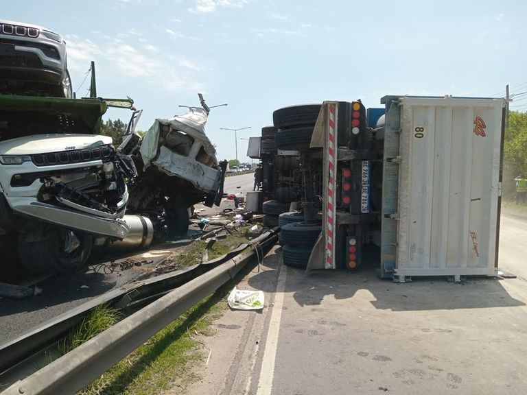 Choque de dos camiones en Panamericana altura km46