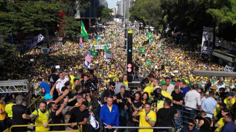 Bolsonaro se defiende en San Pablo