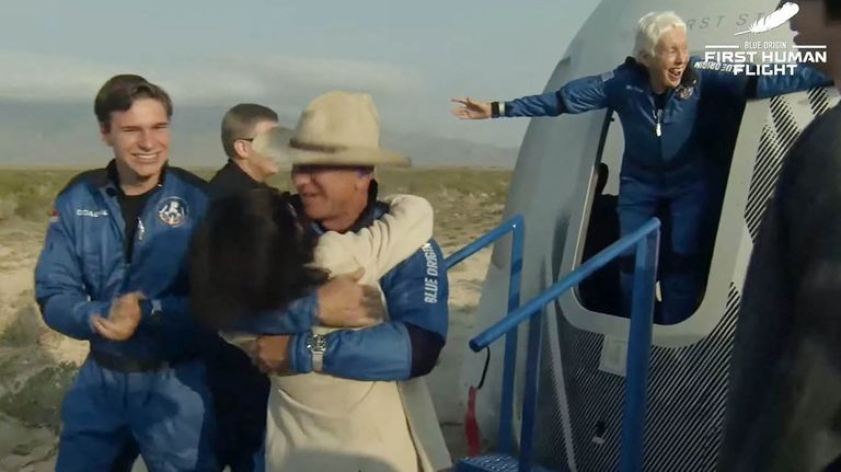 Regreso de Bezos desde el espacio 20210720