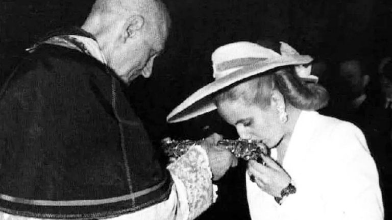 Eva Perón en Notre Dame, París, besando las reliquias de la pasión de Cristo