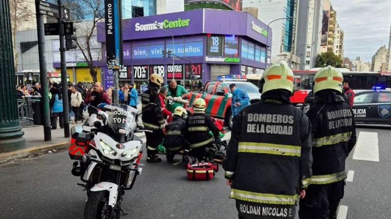 Personal del SAME y Bomberos atendieron a la pareja que cayó de Puente Pacífico