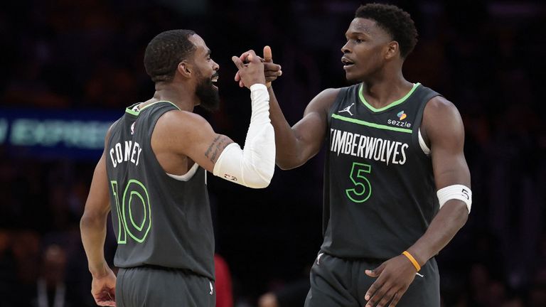 Timberwolves, letales: Conley y Edwards, festejando la enorme victoria ante los Lakers en LA.