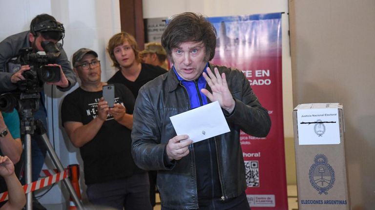 Milei, votando en las elecciones presidenciales.