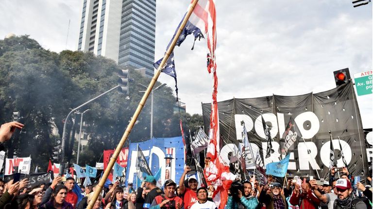 Marcha piquetera en el ministerio de Bienestar Social