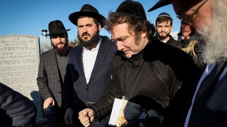 Javier Milei en el Ohel en Nueva York