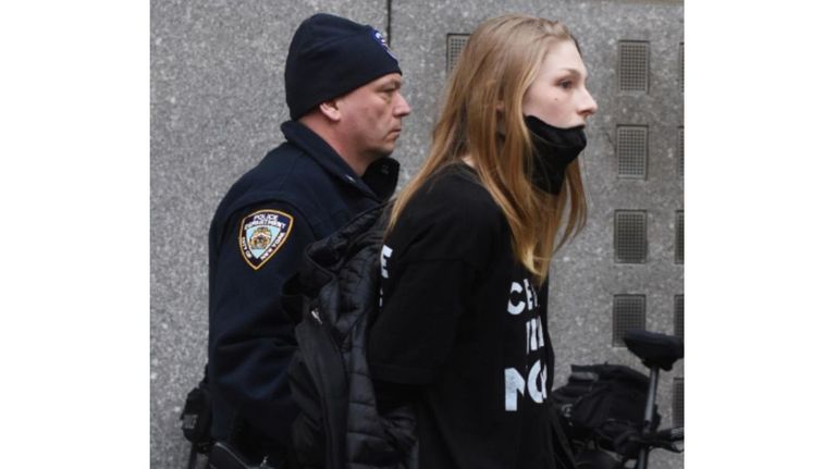 Detienen a Hunter Schafer en una protesta pro Palestina