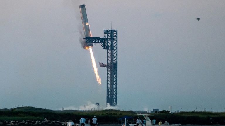 El inmenso cohete impulsor de SpaceX, recuperado en la torre de Boca Chica: una hazaña colosal de los ingenieros de Musk.