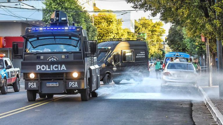 Los camiones hidrantes de la Policía, adaptados para combatir el Covid-19.
