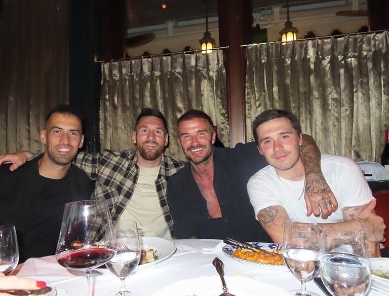 Lionel Messi y Antonela Roccuzzo con los Beckham