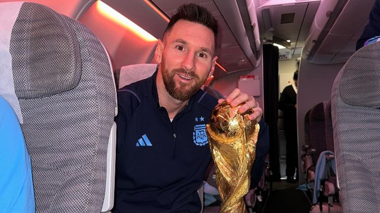 Lionel Messi con la Copa del Mundo