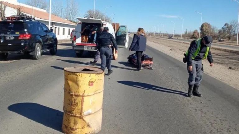 un coche fúnebre perdió un ataúd en Senillosa 20210802