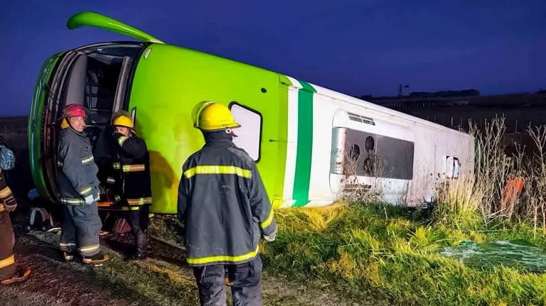 Un micro de Vía Tac volcó en la ruta 51 y hubo 4 muertos.