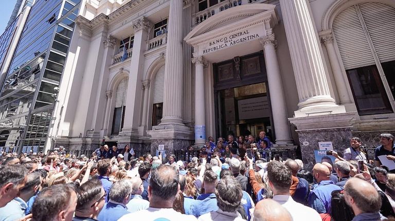 Manifestación contra el cierre del Banco Central