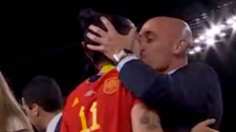 El beso sin consentimiento de Rubiales a Jenni Hermoso