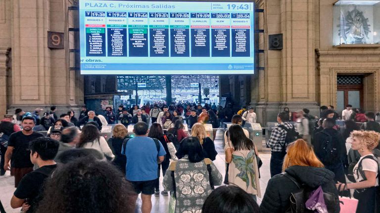 Pasajeros del ferrocarril Roca esperan en la estación Constitución la salida de los trenes