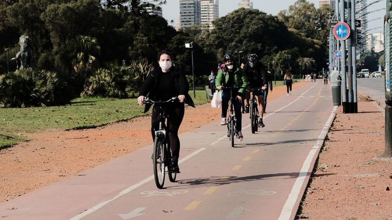 GENTE HACIENDO ACTIVIDAD FíSICA EN PARQUES 20200529