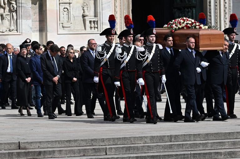 Los hijos de Silvio Berlusconi en su funeral