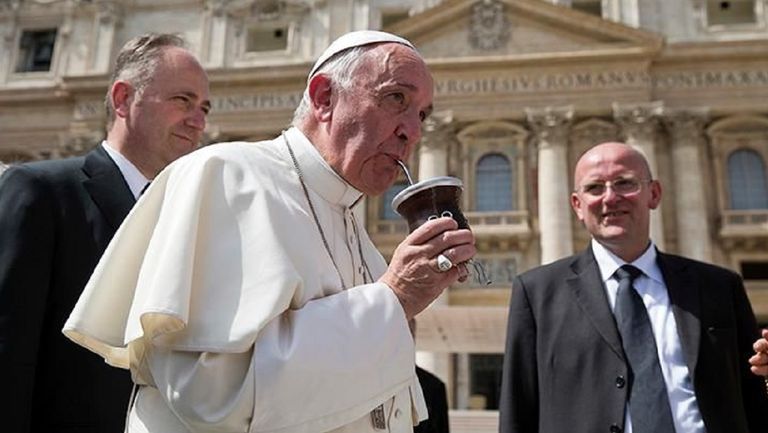El Papa Francisco tomando mate
