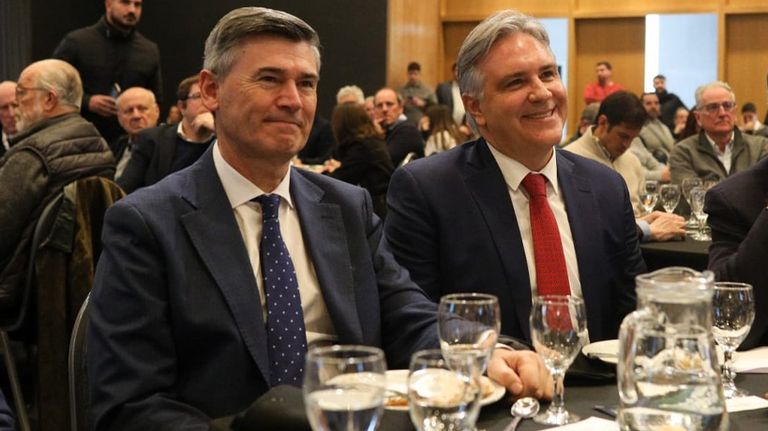 Passerini junto a Llaryora en la Bolsa de Comercio