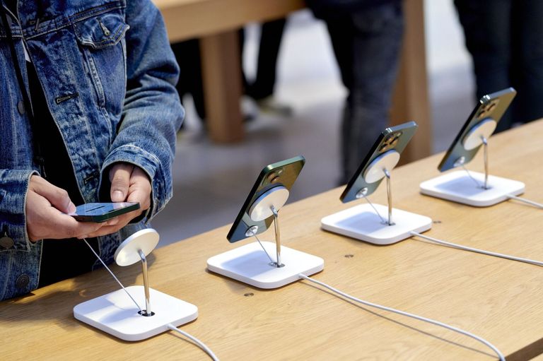 Apple iPhone SE 3 And iPad Air 5 Go On Sale In Store