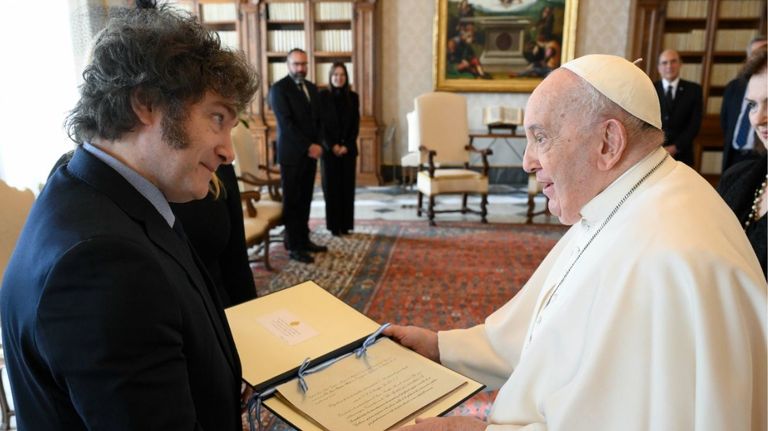 El presidente Javier Milei junto al papa Francisco en el Vaticano en febrero de 2024
