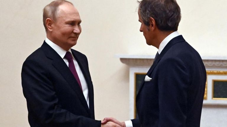 Grossi junto a Putin