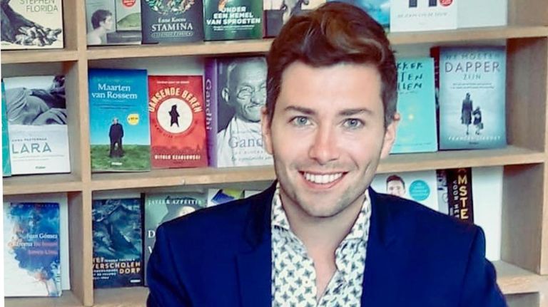 Rick Evers al firmar el contrato para realizar el libro sobre Máxima