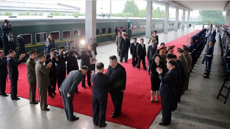 Kim previo a su salida en tren en la estación de Pyongyang