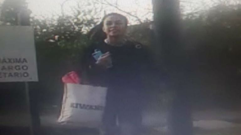 La última vez que su familia la vio vestía zapatillas blancos, buzo negro y jeans gris claro, y llevaba una bolsa blanca que tenía ropa